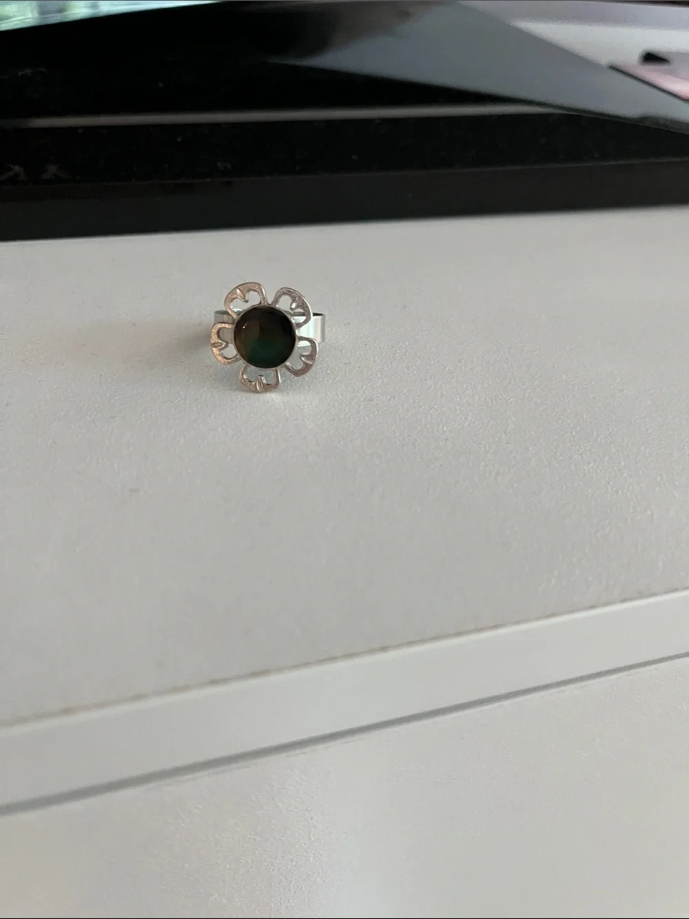 Color changing flower ring - Picture 1 of 1